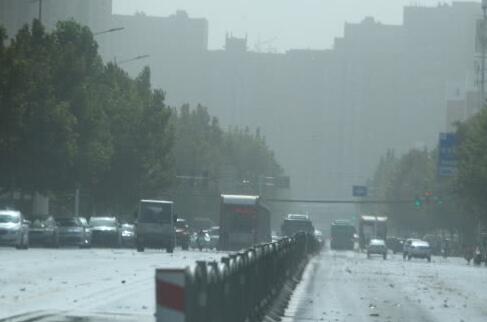 內蒙古多地出現(xiàn)大風揚沙的天氣 呼和浩特最高溫僅-7℃