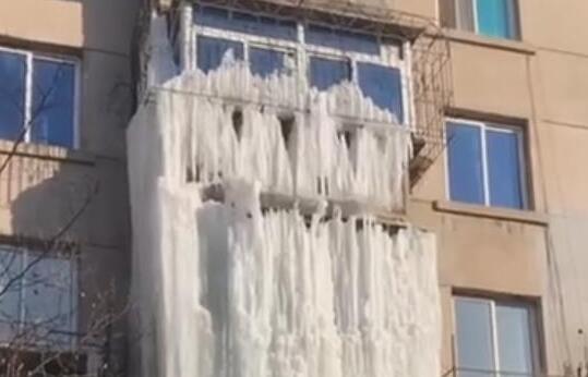小区楼顶漏水一夜整栋楼成冰瀑布是什么情况 网友：要是掉了就危险了