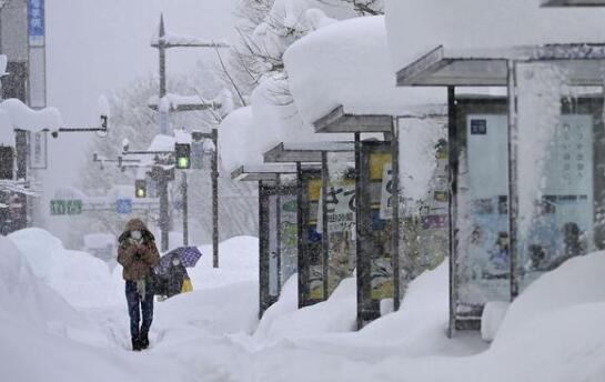 日本多地暴雪深度已达1.8米 10人死亡超200人受伤