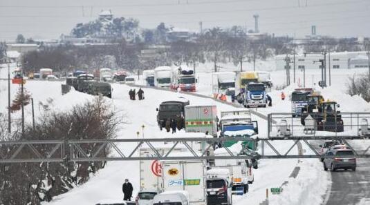 日本多地暴雪深度已达1.8米 10人死亡超200人受伤