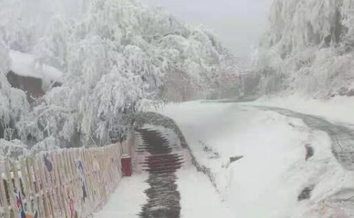 受大雪天氣影響 重慶多條路段出現(xiàn)結(jié)冰雙向交通管制