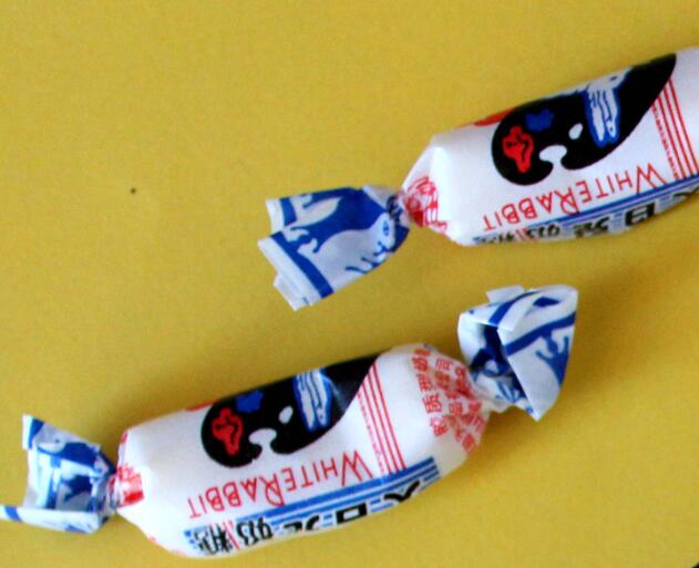 包裹奶糖的透明纸吃下去之后对身体有害吗  奶糖外面的透明纸是什么