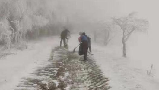 受大雪天氣影響 重慶多條路段出現(xiàn)結(jié)冰雙向交通管制