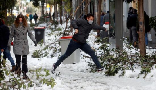 西班牙遭遇罕见的暴风雪袭击 目前已造成7人死亡