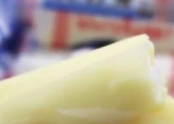包裹奶糖的透明纸吃下去有害吗 奶糖的透明纸能不能吃