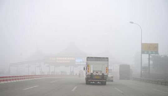 今晨四川发布大雾橙色预警 成乐G93乐雅高速等高速收费站关闭
