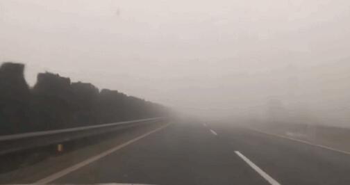 四川南部一带出现能见度不足200米的大雾 部分高速公路交通管制