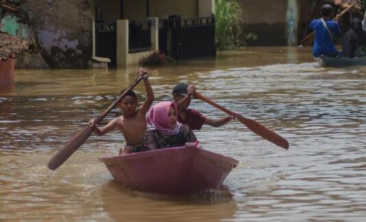 印尼南加里曼丹省暴雨引发山体滑坡 33人死亡另有13人失踪
