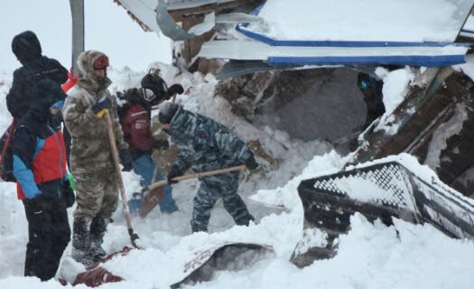 俄罗斯一处高山滑雪场发生雪崩 预计有4至12人被埋雪下