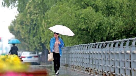 浙江降水范围扩大气温不超20℃ 市民出行前注意携带雨具