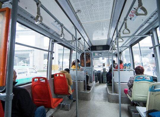 青岛大雾影响巴士启动应急预案 增大运力投放缩短发车间隔