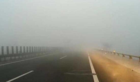 浙江台州出现能见度不足200大雾 境内多条高速封道分流管制