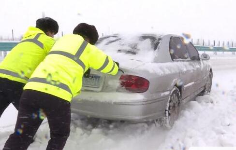 新疆连续发布寒潮暴雪道路结冰三预警 北疆大部气温降至0℃以下