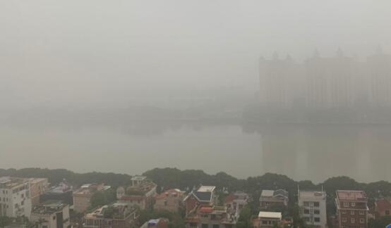今晨广东多地发布大雾红色预警 未来三天全省多云间晴为主