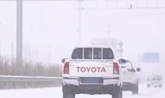 降雪影响榆林多条高速实行临时交通管制 路面结冰出行注意防滑