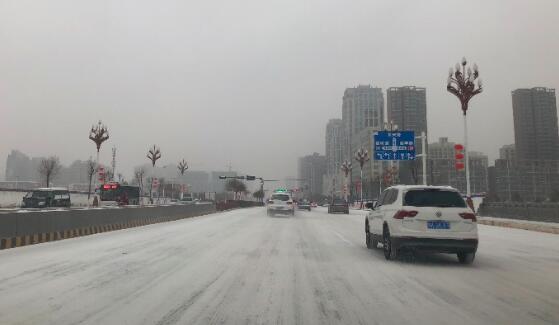 陕西榆林出现大范围降雪 境内多条高速实行临时交通管制