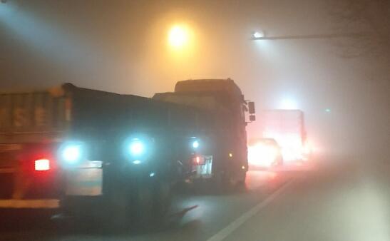 今晨北京多条高速因大雾交通管制 白天局地最高气温8℃