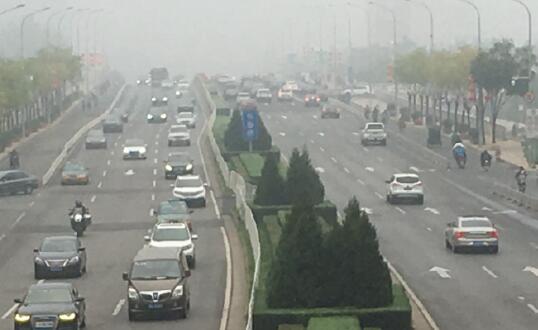 今晨北京多条高速因大雾交通管制 白天局地最高气温8℃