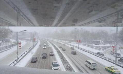 乌鲁木齐发布今年首个暴雪黄色预警 航班列车遭遇不同程度延误