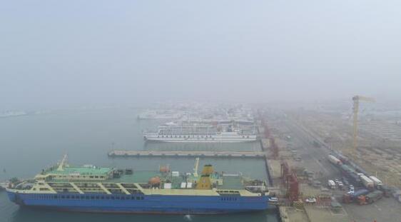 受海上大雾影响 琼州海峡多个港口车辆滞留