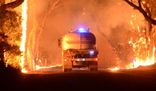澳大利亚南澳州多处山火持续燃烧 过火面积累计超过2000公顷