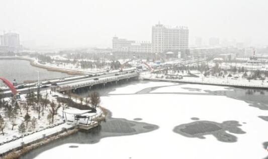 内蒙古风雪交加气温下降8℃以上 民众出行要做好防风防寒保暖