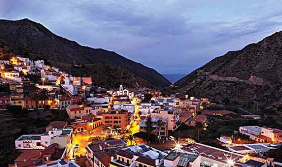 西班牙南部发生4.3级地震 成百上千市民街头避难