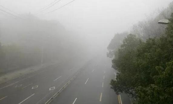 湖南大雾19条高速公路临时交通管制 明起将有新一轮降雨来袭