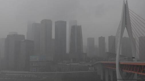 大雾天气致重庆多条高速临时管制 主城区白天气温仅有15℃