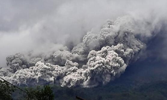 印度尼西亚莫拉比火山喷发 浓烟直冲云天高达2千米