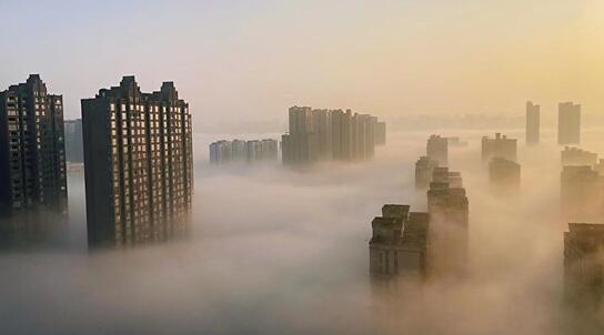 长沙城市上空现平流雾奇观是怎么回事 网友：感觉生活在天上