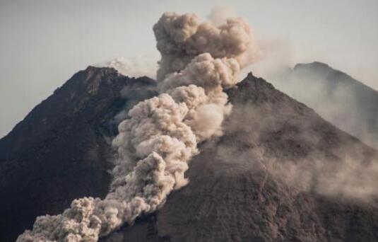 印度尼西亚莫拉比火山喷发 浓烟直冲云天高达2千米