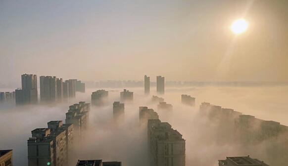 长沙城市上空现平流雾奇观是怎么回事 网友：感觉生活在天上