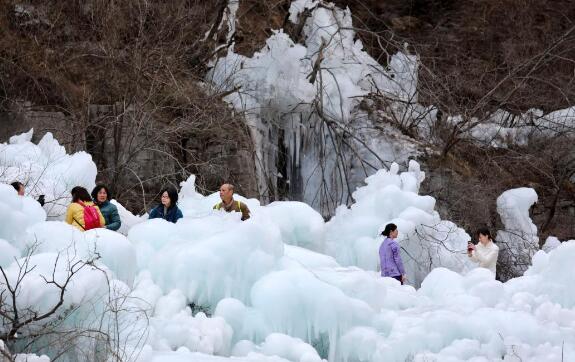云台山峡谷2000米冰瀑群是什么情况  网友：就像一个冰雪世界
