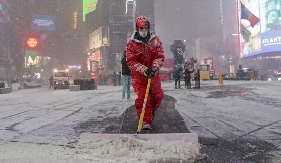 美国多地拉响冬季暴风雪警报 芝加哥1300个航班被迫取消