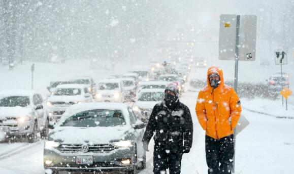 美国多地拉响冬季暴风雪警报 芝加哥1300个航班被迫取消