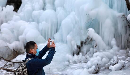 云台山峡谷2000米冰瀑群是什么情况  网友：就像一个冰雪世界