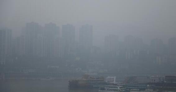 近期重庆清晨雨雾环绕能见度低 主城气温最高不超20℃