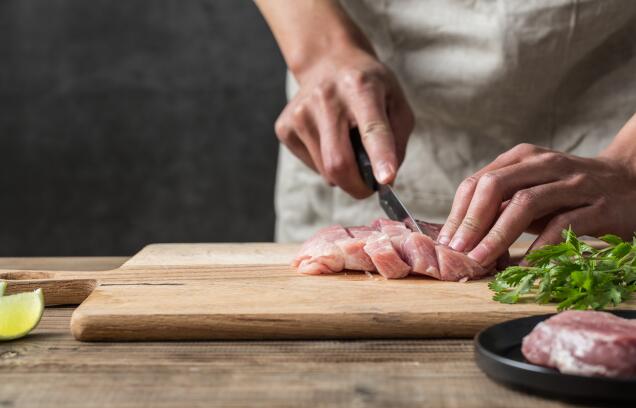 日常消毒时厨房切菜用的砧板可使用哪类物品来清洁 房切菜用的砧板可以用什么来消毒