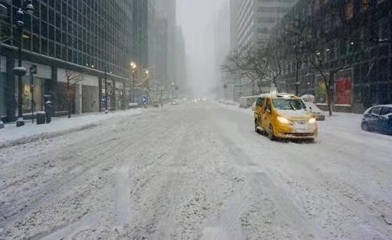 美国东北部遭遇罕见暴风雪袭击 目前纽约市进入紧急状态