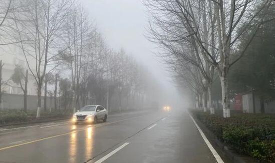 湖南大雾围城能见度不足200米 省内多条高速临时交通管制