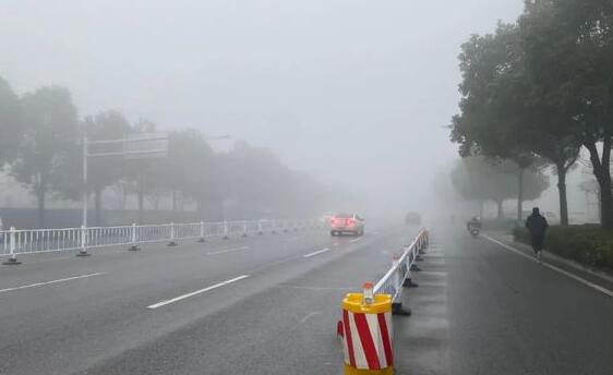 湖南大雾围城能见度不足200米 省内多条高速临时交通管制