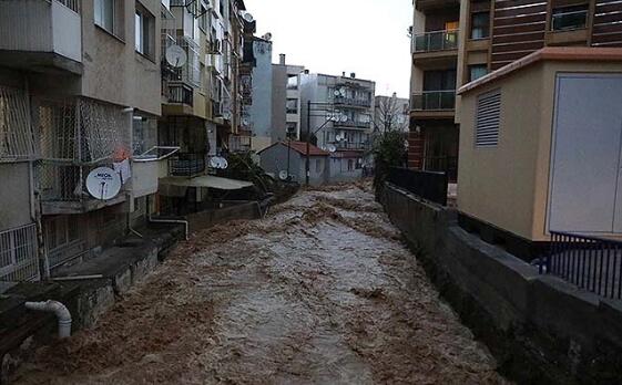 土耳其伊兹密尔地区暴雨引发洪涝 当地道路被淹不少房屋进水