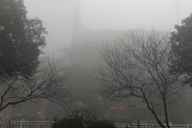 武汉大雾侵袭多条高速路段封闭 多个收费站进行临时管制