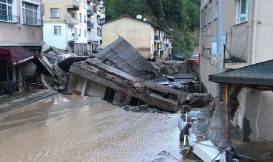 土耳其伊兹密尔地区暴雨引发洪涝 当地道路被淹不少房屋进水