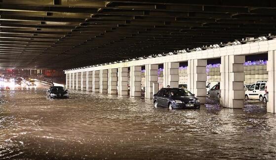 土耳其伊兹密尔地区暴雨引发洪涝 当地道路被淹不少房屋进水