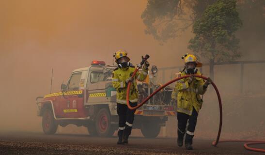 澳大利亚珀斯山火面积超7300公顷 至少56所房屋被烧毁现场浓烟滚滚