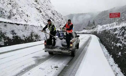 受道路结冰影响新疆贵州多条路段封闭 今日或恢复出行前及时了解路况