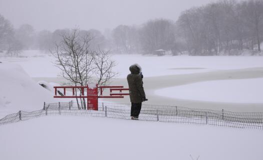 美国东北部迎百年一遇的暴雪天气 宾夕法尼亚州的降雪量达0.9米
