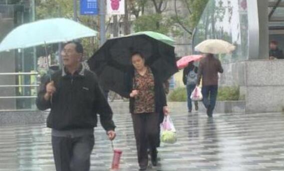 周末重庆持续阴雨气温仅有17℃ 市民们户外出行需备好雨具